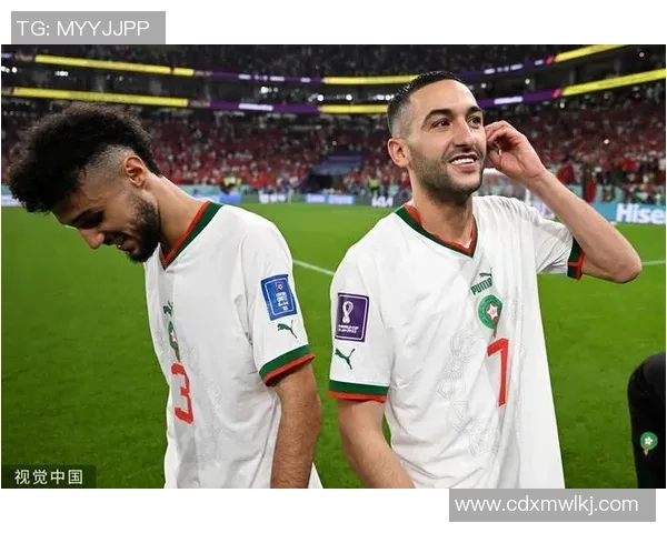 足球明星与雪碧的高清合影展现青春活力与运动魅力